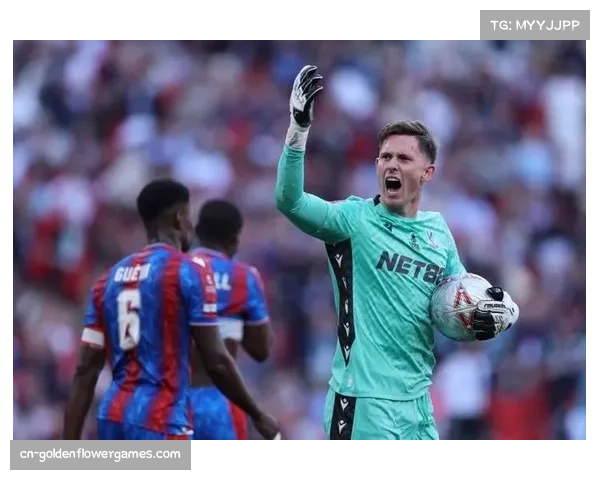 雨中激战，水晶宫门将亨德森手套滑脱导致险情